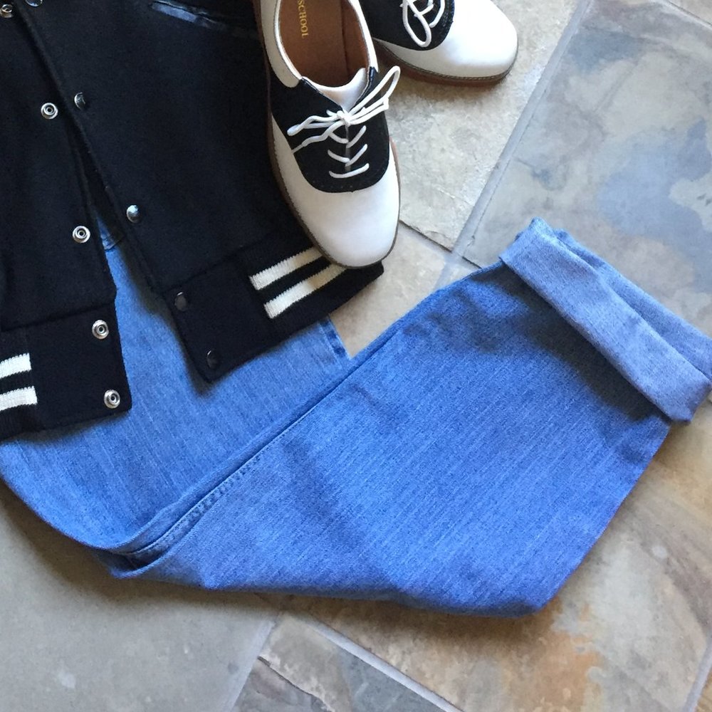 Straight-Fit Boyfriend Jeans - Picture 6 of 16